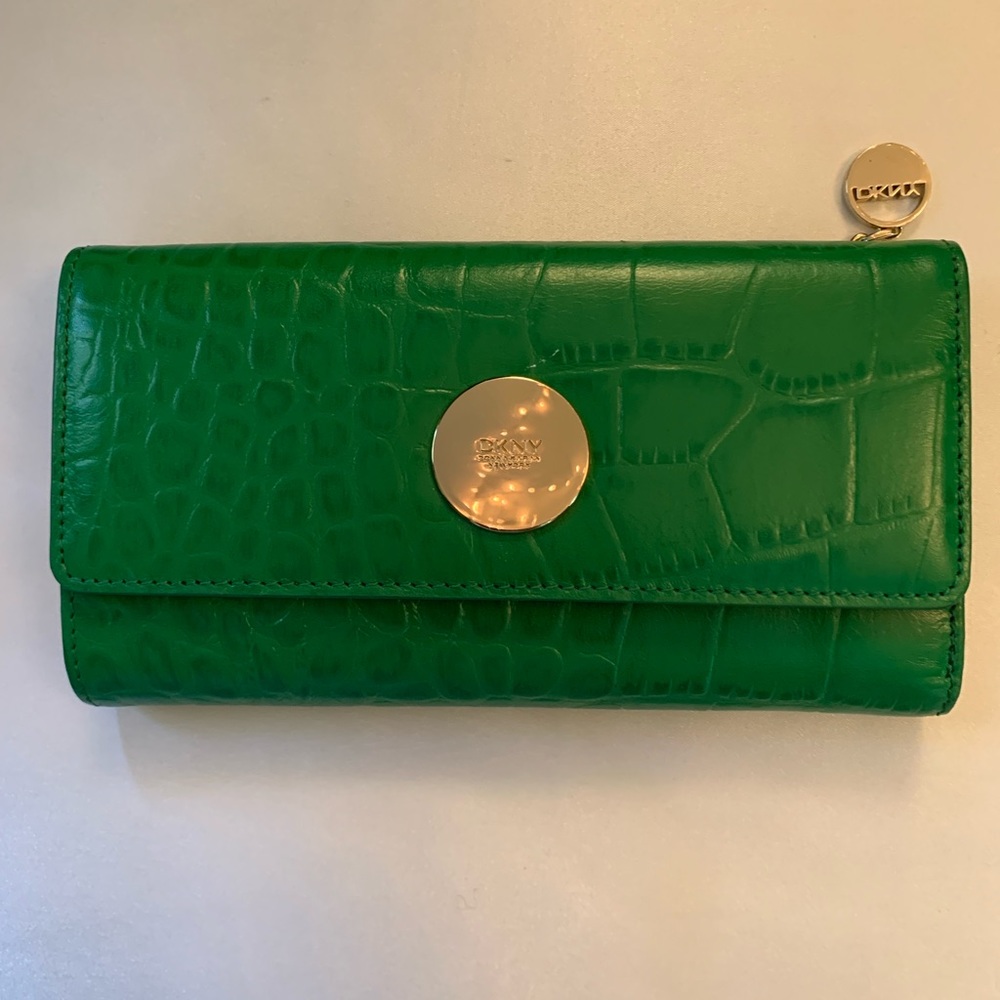 NWOT DKNY green croc wallet
